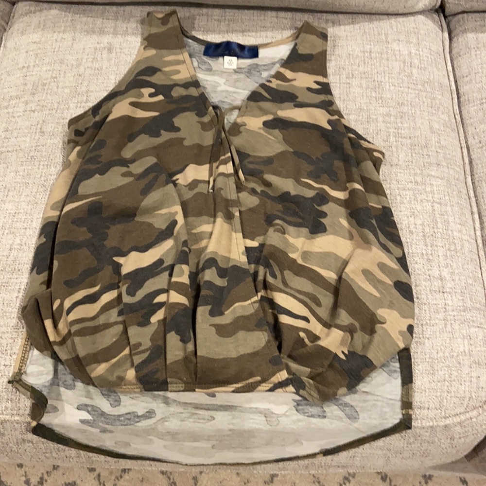 Camo sleeveless shirt XS So cute for the fall!!!